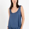 SATIN FINE ECOVERO SLEEVELESS CROPPED TOP