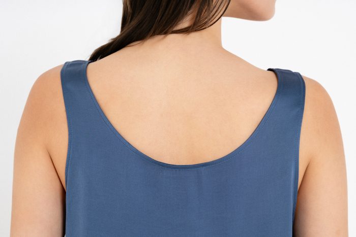 SATIN FINE ECOVERO SLEEVELESS CROPPED TOP