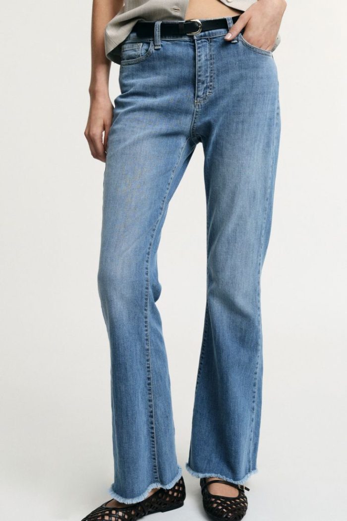 01670_P3NPDFDERH_IL PLEASE BOOT-CUT JEANS WITH FRAYED HEM AND BELT
