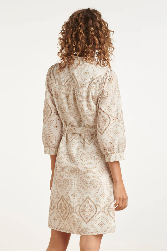 Doorknoopjurk-met-Paisley-Borduurwerk-White-Dark-Sand-6 SMASHED LEMON BUTTON-DOWN DRESS WITH PAISLEY EMBROIDERY