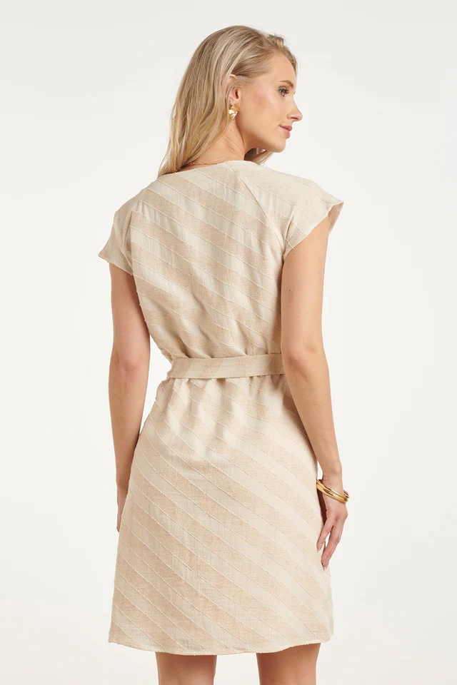 Zomerse-Jurk-Met-Taillelint-En-Diagonale-Print-Sand-Dark-Sand-6 SMASHED LEMON DRESS WITH WAISTBAND AND DIAGONAL PRINT
