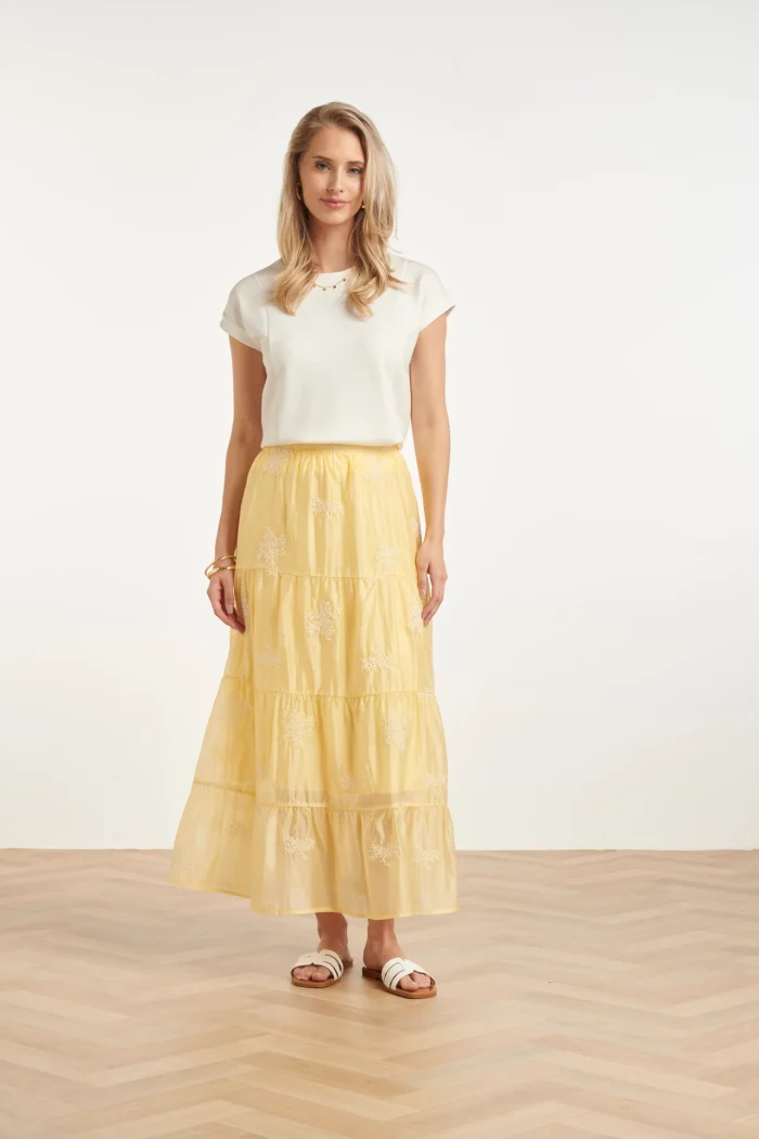 Zwierige-Maxi-rok-met-Geborduurde-Print-en-Stroken-Light-Yellow SMASHED LEMON FLOWING MAXI SKIRT WITH EMBROIDERED PRINT