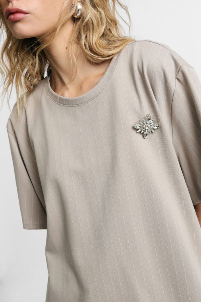 PLEASE STRIPED T-SHIRT WITH RELAXED FIT AND JEWEL BROOCH