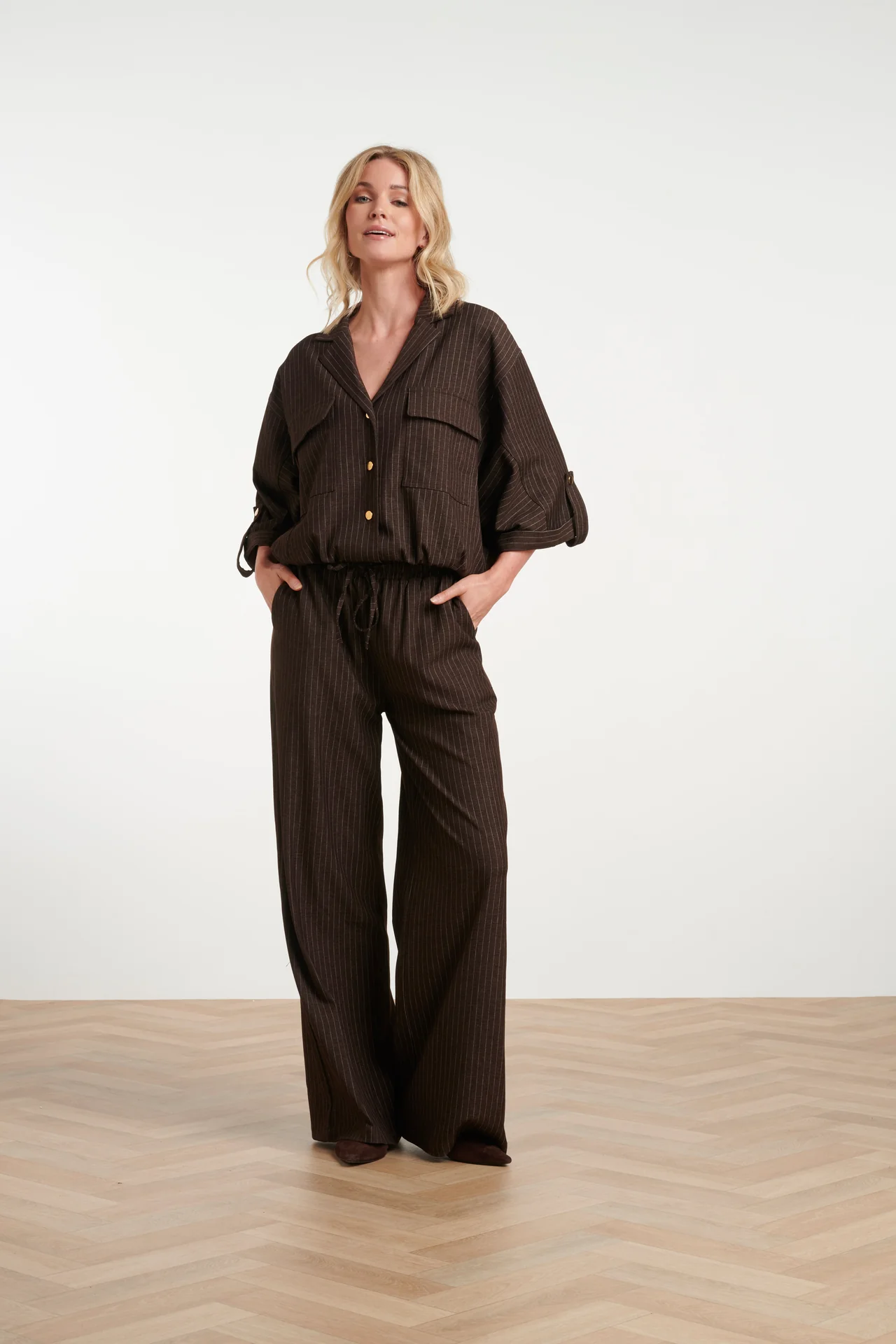 Donkerbruine-Broek-met-Krijtstreep-en-Elastische-Tailleband-Dark-Brown SMASHED LEMON PINSTRIPE PANTS