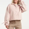 Kort-jas-met-Strikdetails-aan-de-Mouwen-Baby-Pink SMASHED LEMON SHORT COAT WITH BOW DETAILS ON THE SLEEVES
