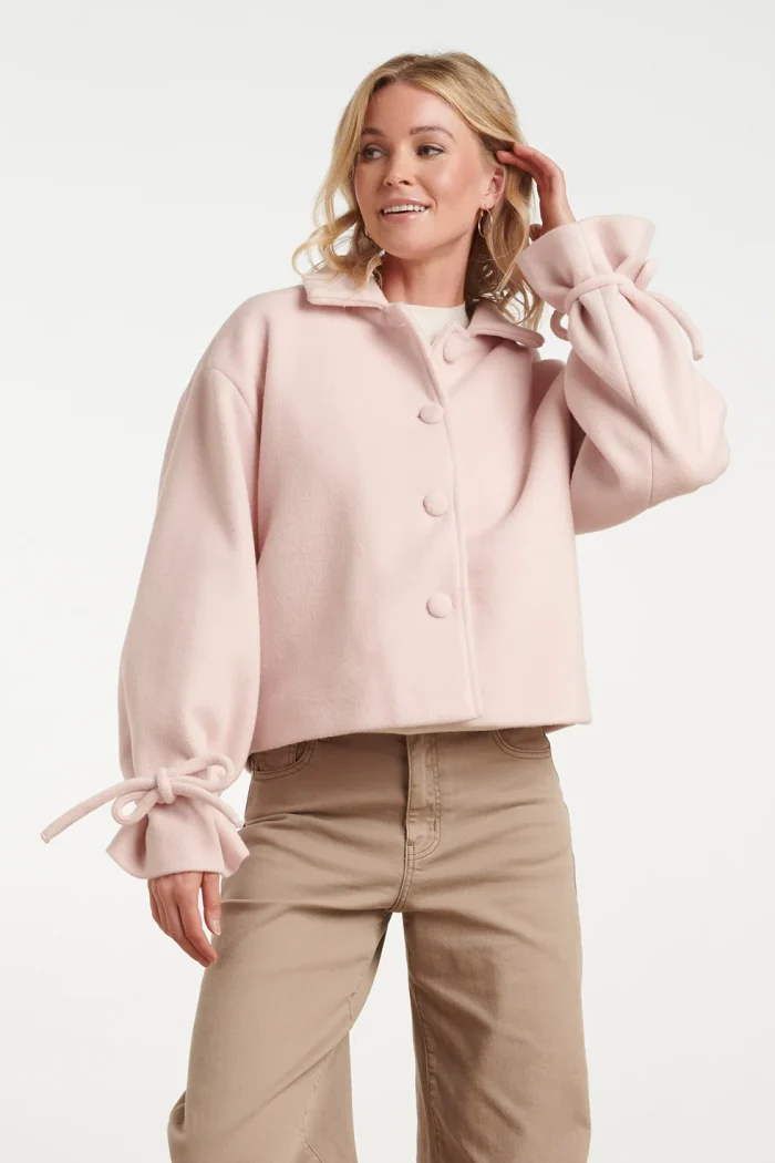 Kort-jas-met-Strikdetails-aan-de-Mouwen-Baby-Pink SMASHED LEMON SHORT COAT WITH BOW DETAILS ON THE SLEEVES