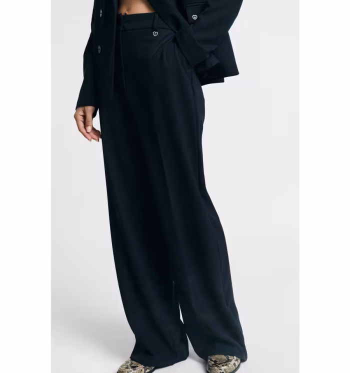completo-pantalone-doppio-petto-con-dettaglio-fiore-please-n493unocci-in-tute (5) PLEASE DOUBLE-BREASTED TROUSER SUIT WITH FLORAL DETAIL